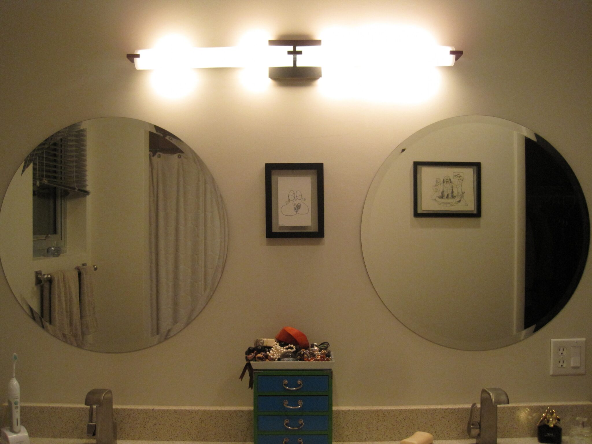 Светильник для круглого зеркала в ванной