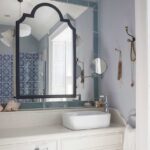 Фото популярных вариантов зеркал в ванную комнату.
