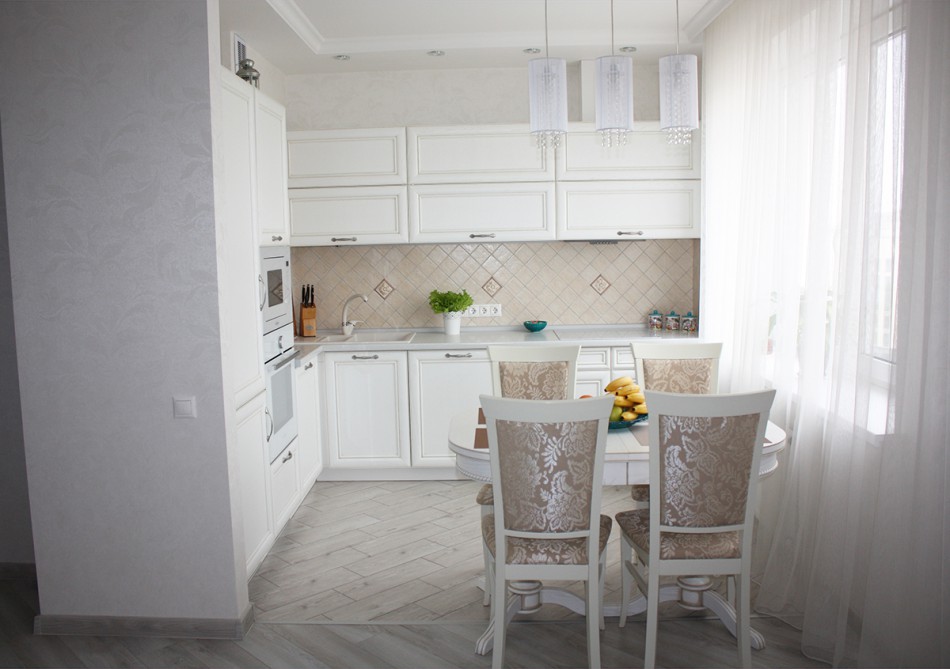 Белая классическая кухня 10 кв. м, совмещенная с гостиной (10 фото)