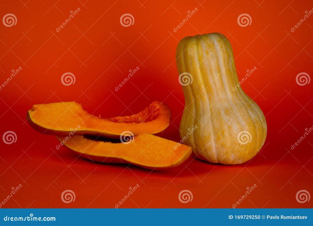 Зрелая вытянутая тыква, очень полезный продукт, снятый на светлом фоне  оранжевой Стоковое Фото - изображение насчитывающей хэллоуин, свеже:  169729250